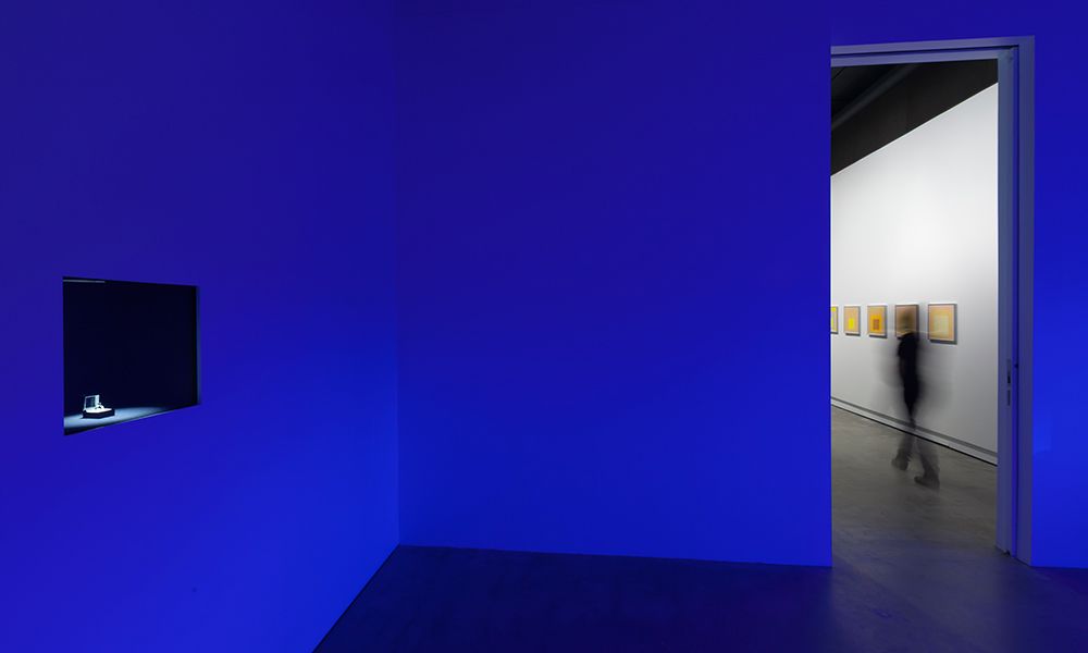 Vue de l’exposition _L’imaginaire radical : le contrat social_ montant Jill Magid, VOX, 2018. Crédit : Michel Brunelle.