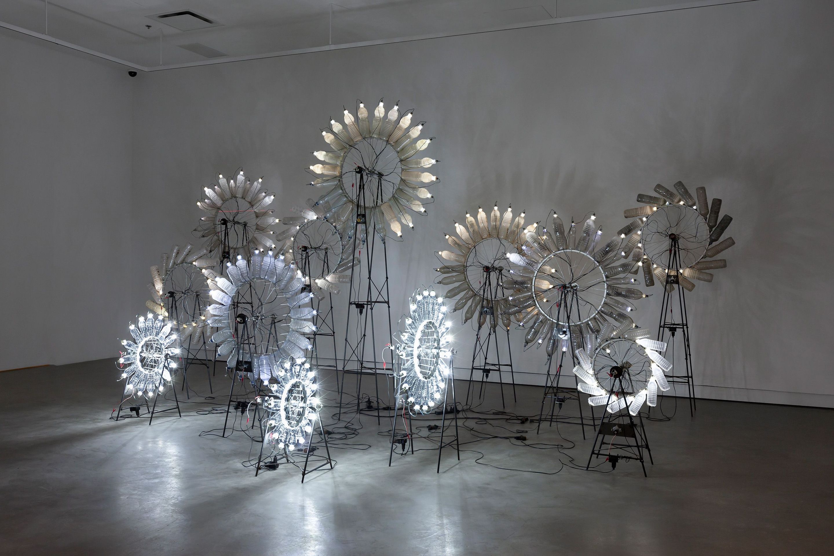 Diane Landry, vue de l’exposition montrant l’installation Chevalier de la résignation infinie, 2009
