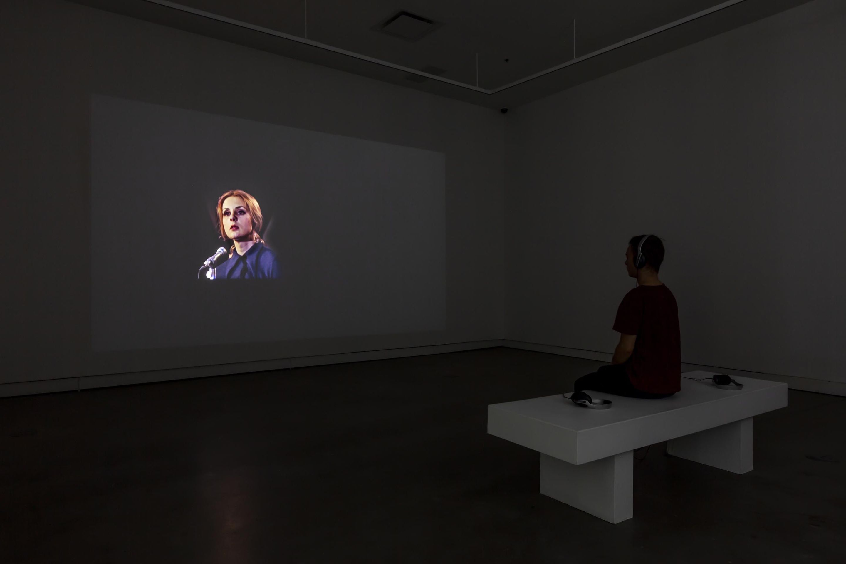 Vue de l'exposition _Monique Moumblow. Compositions | Pale Shadows_, VOX, 2019.
