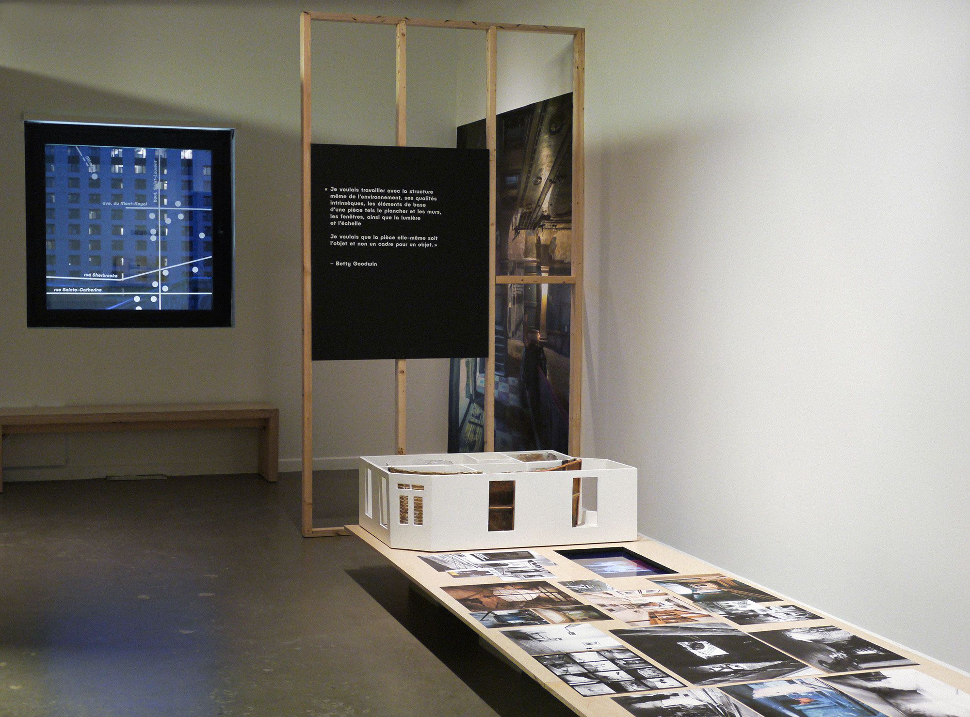 Vue de l’exposition Créer à rebours vers l’exposition : le cas du site specific à Montréal, VOX, 2026. Photo : VOX.