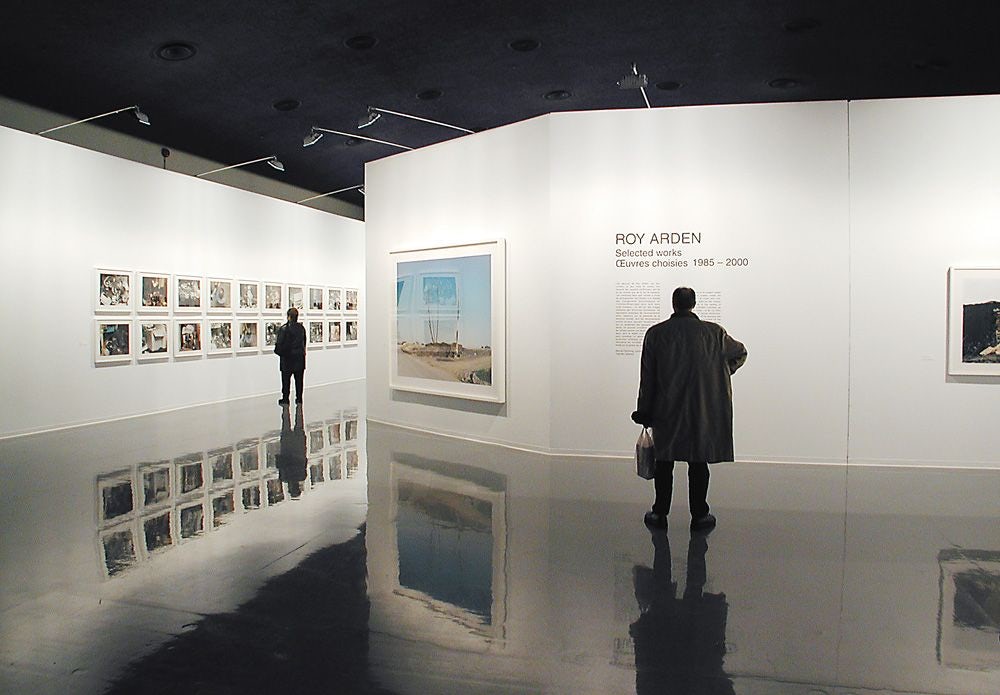 Vue de l’exposition _Roy Arden : Œuvres choisies 1985 – 2000_, VOX, 2002. Photo : Denis Farley.