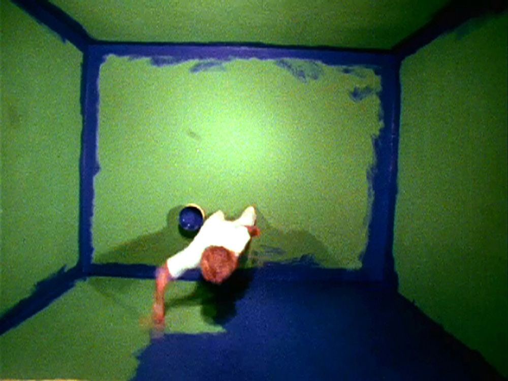 John Baldessari_, Six Colorful Inside Jobs_, 1977, film 16 mm transféré sur DVD, 32 min 53 sec. Avec l’aimable permission de Electronic Arts Intermix.