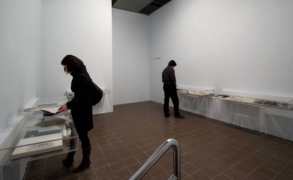 Vue de l’exposition _À L’infinitif (La Boîte Blanche). Marcel Duchamp,_ VOX, 2009. Photo : Michel Brunelle.