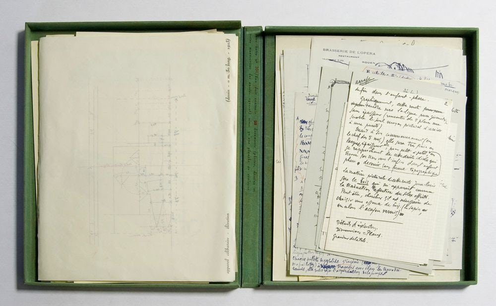 Marcel Duchamp_, La Boîte verte_, 1934, 93 documents (photos, dessins, notes des années 1911-1915) et 1 planche. Avec l’aimable permission de Bill Vazan. Crédit : Michel Brunelle. 