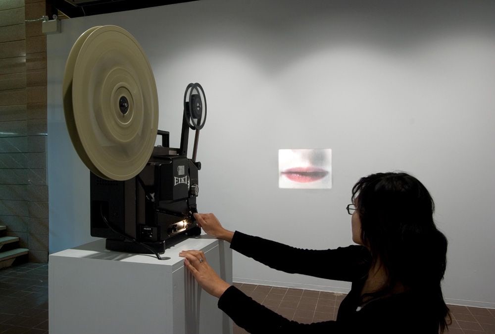 Vue de l’exposition _Maria Eichhorn. Film, vidéo, œuvre sonore_, VOX, 2006. Photo : Michel Brunelle.