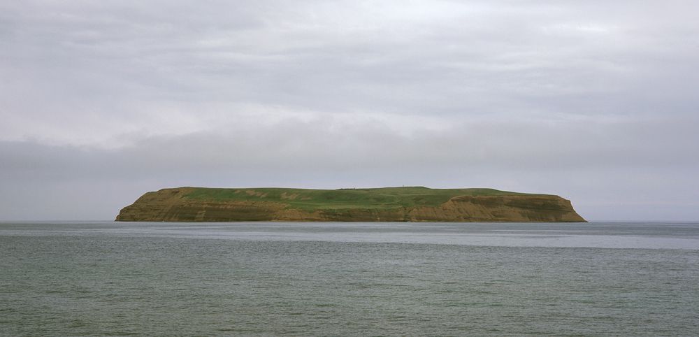Isabelle Hayeur, _L’Île rouge_ (projet _in situ_ dans la vitrine), 2004, épreuve numérique sur Duratrans, 149 x 277 cm. Avec l’aimable permission de l’artiste.