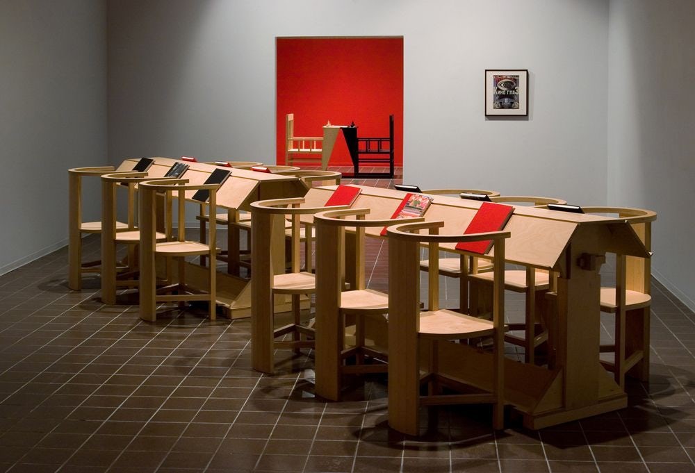 Vue de l’exposition _Angela Grauerholz. La salle de lecture de l’artiste au travail_, VOX, 2006. Photo : Michel Brunelle