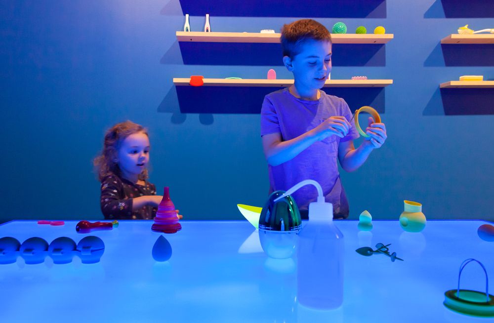 Workshop in the exhibition _Juan Ortiz-Apuy. Tropicana_, VOX, 2021. Photo: Michel Brunelle