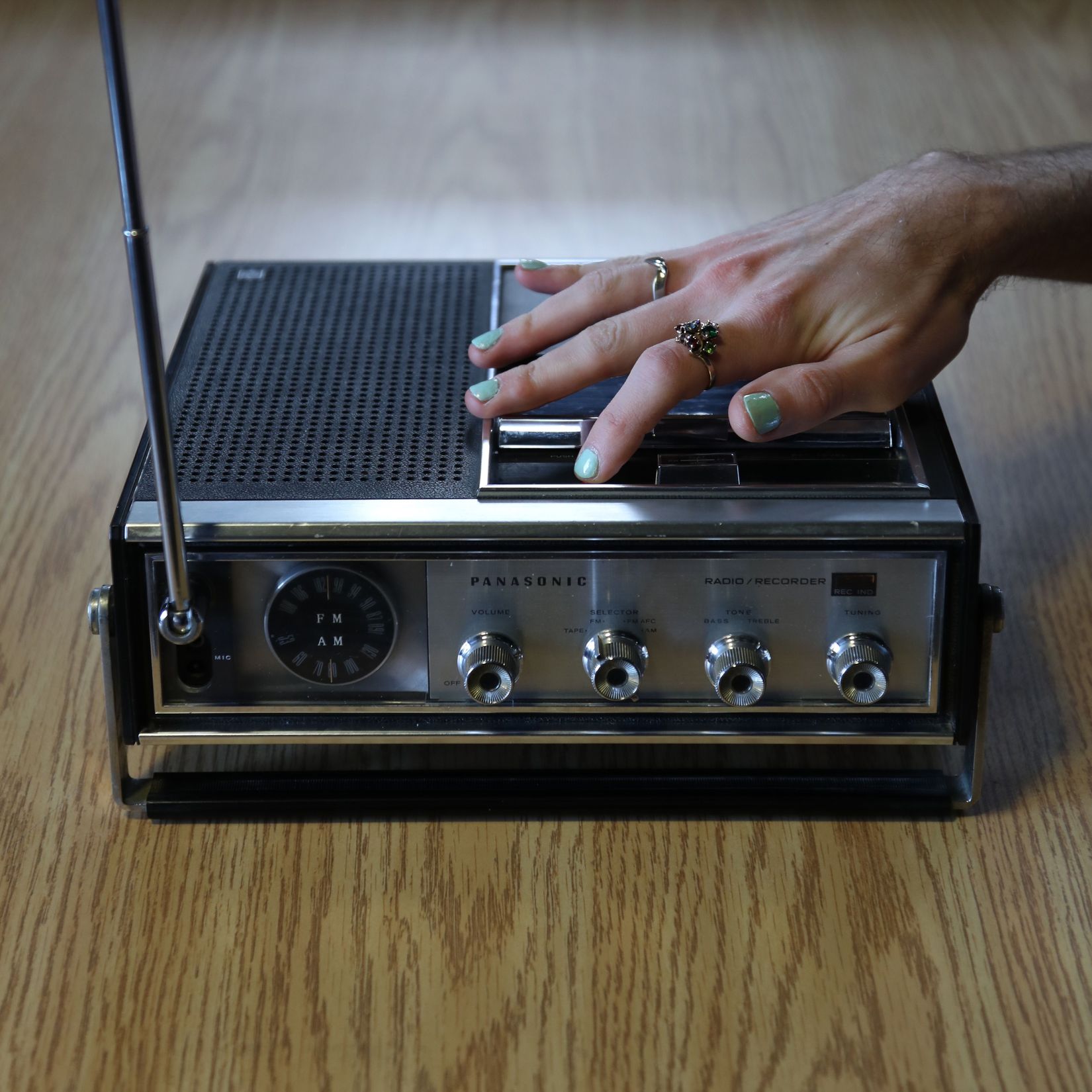 Rémi Belliveau, _L’Empremier jam, février 1969_, radio Panasonic RF-7270, cassette démo, 2022.