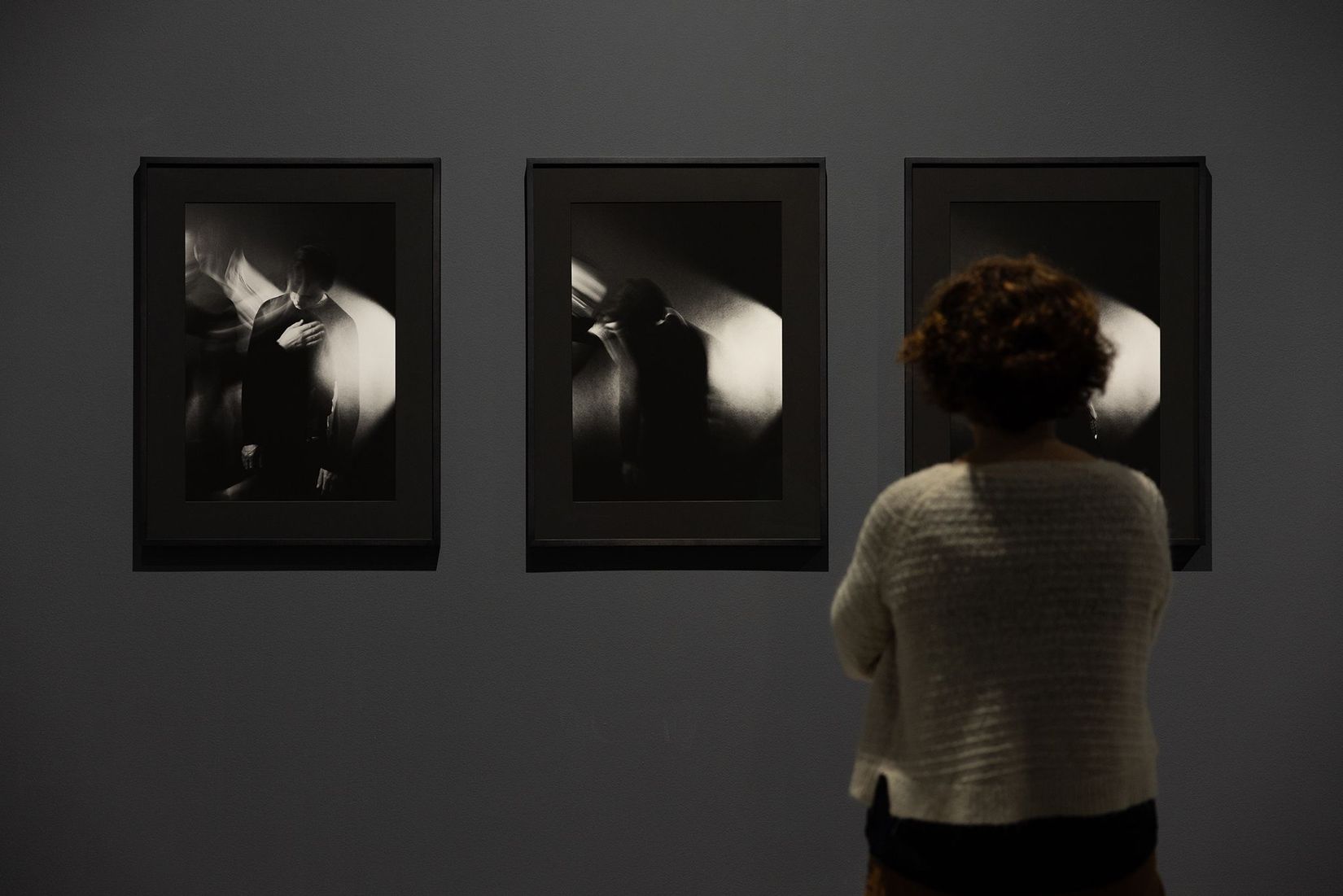 Vue de l’exposition Carl Trahan. Qu’est-ce que l’ombre pour qu’il faille la saisir ?, VOX, 2026. Crédit : Michael Patten/VOX.