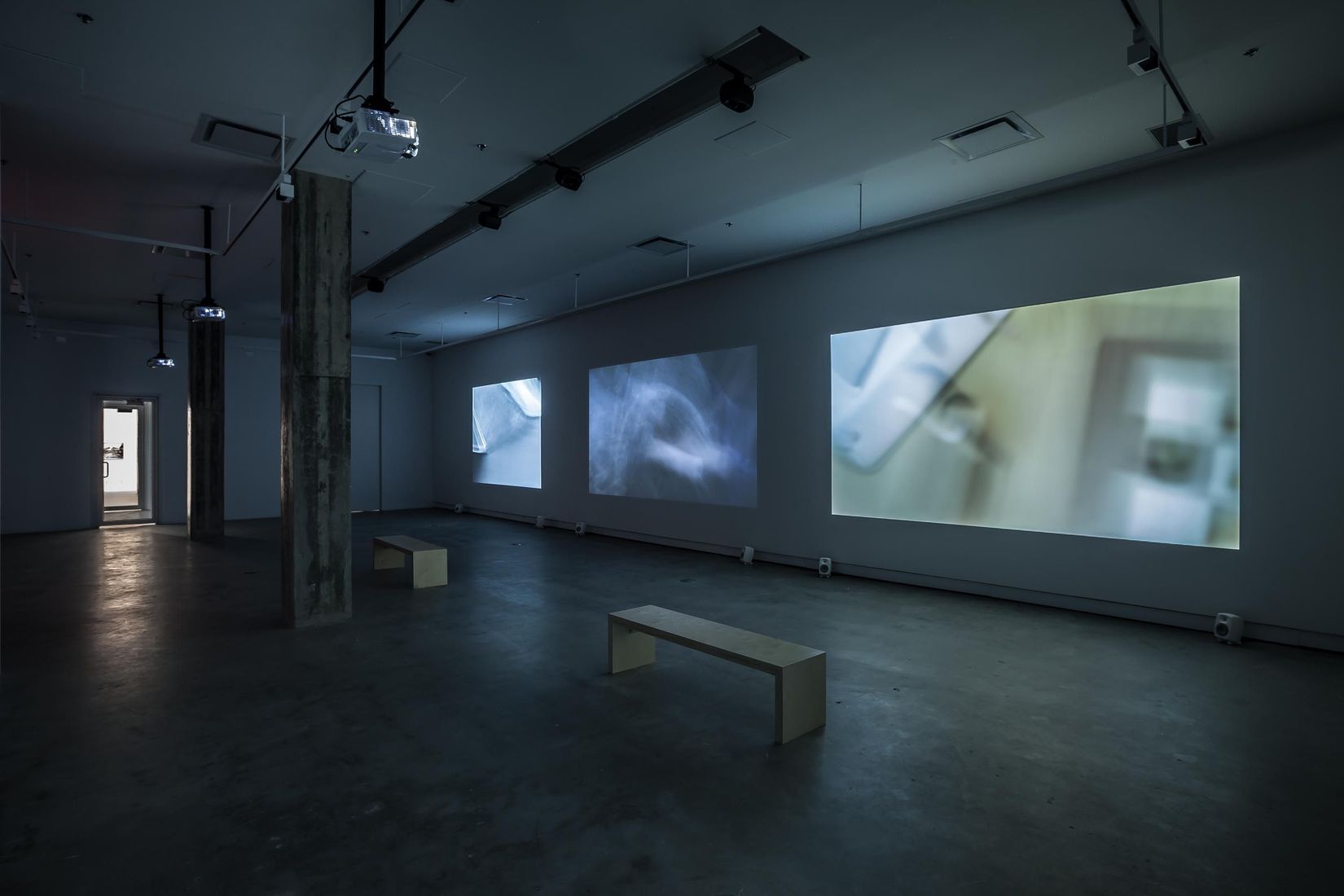 Vue de l'exposition _Fabien Giraud et Raphaël Siboni. The Unmanned_, VOX, 2014. Photo : Michel Brunelle.