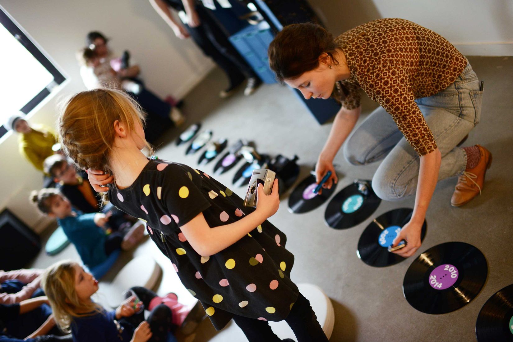 Atelier de médiation dans l’exposition _Diane Landry. Mécanique céleste_, VOX, 2023. Photo : Prune Paycha.