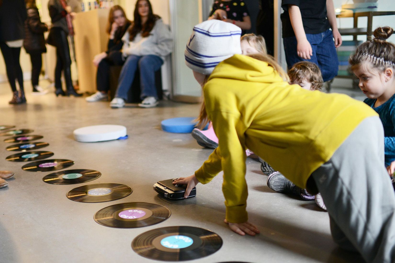 Atelier de médiation dans l’exposition Diane Landry. Mécanique céleste, VOX, 2023