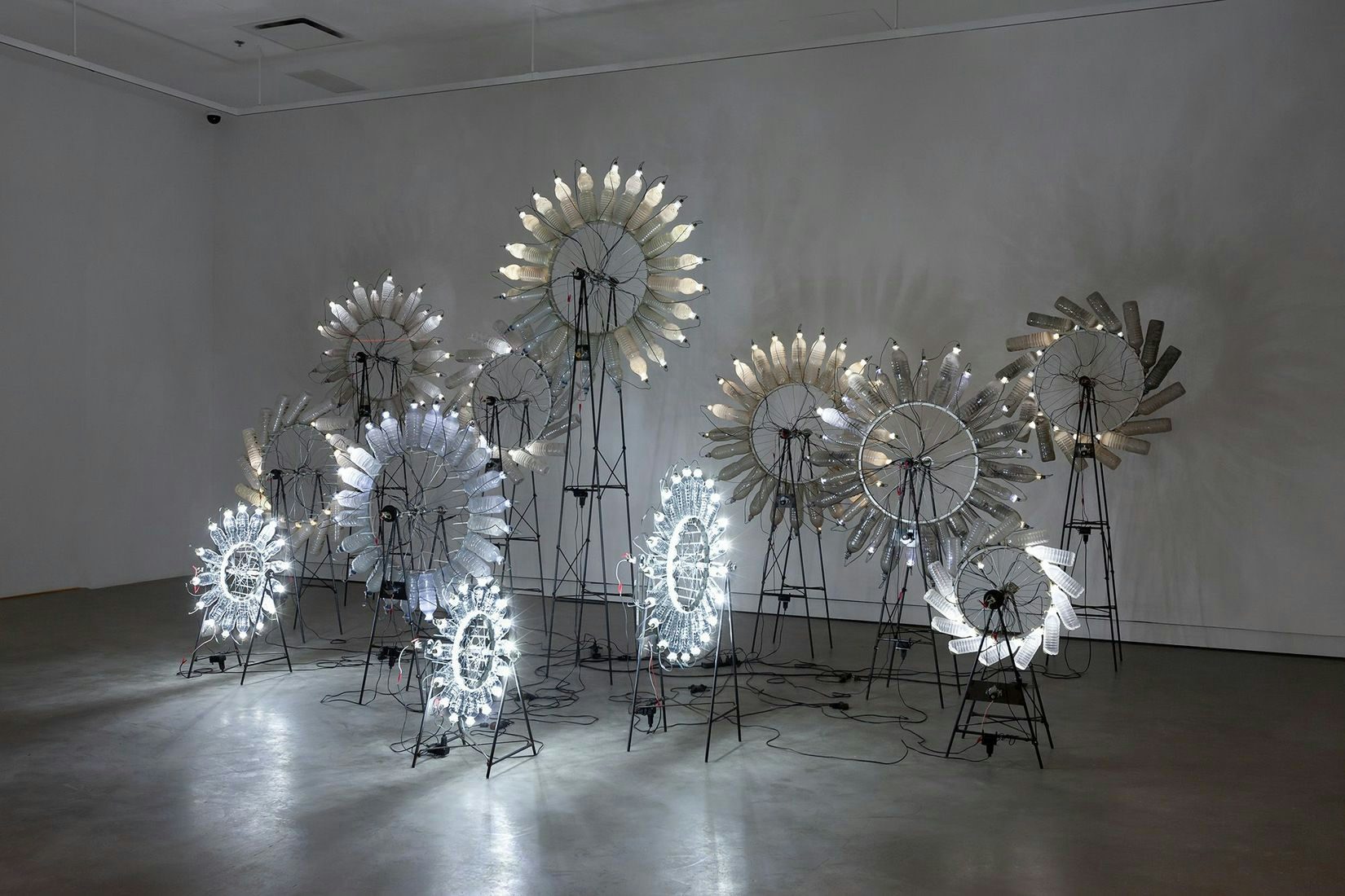 Diane Landry, vue de l’exposition montrant l’installation Chevalier de la résignation infinie, 2009.