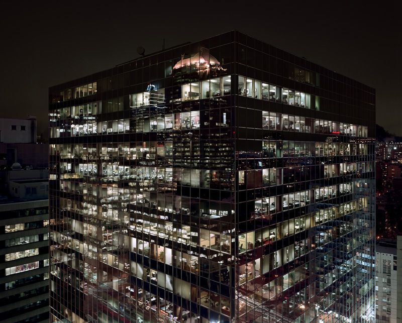 Thomas Kneubühler, _Untitled_ from the serie _Office 2003_, digital print, 122 x 152 cm. Courtesy of the artist.