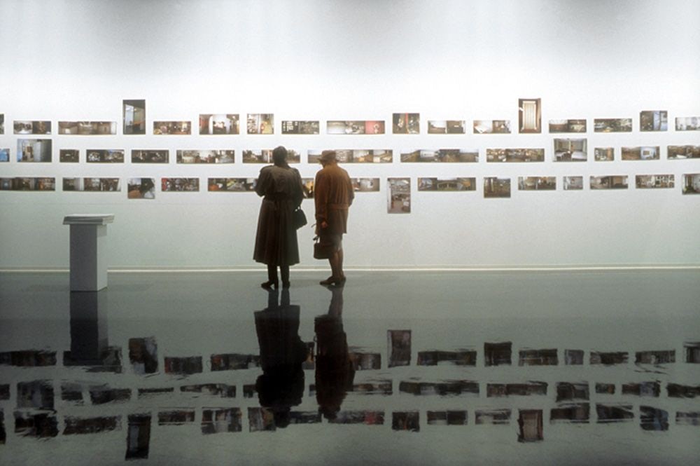 Vue de l’exposition _La vie en temps réel. Mode ralenti_, VOX, 2002. Photo : Emmanuelle Léonard
