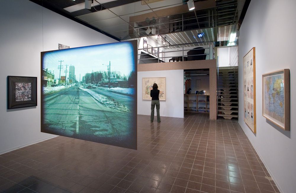 Vue de l'exposition _Bill Vazan. Walking into the Vanishing Point_, VOX, 2007. Photo : Michel Brunelle.