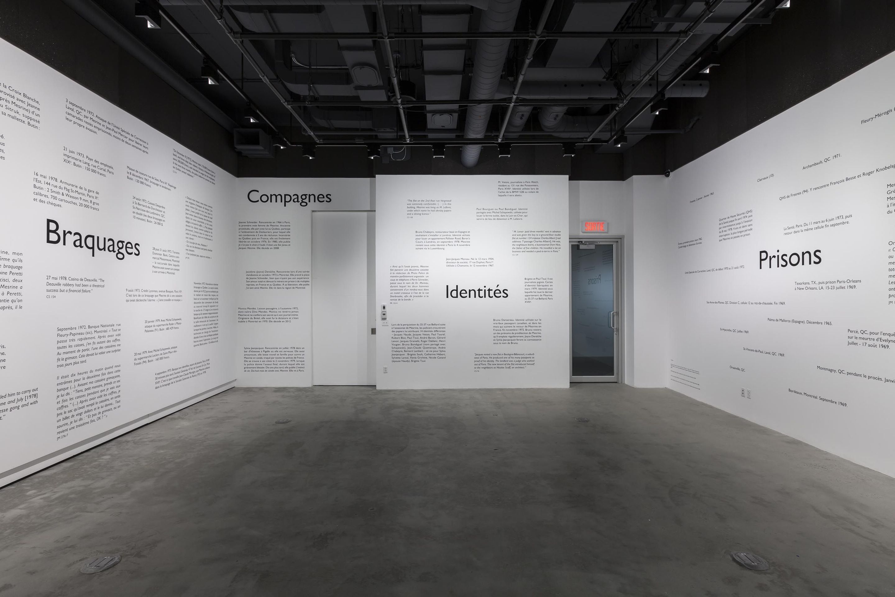 Vue de l'exposition _Michael Blum. Guerre et paix_, VOX, 2014. Photo : Michel Brunelle.