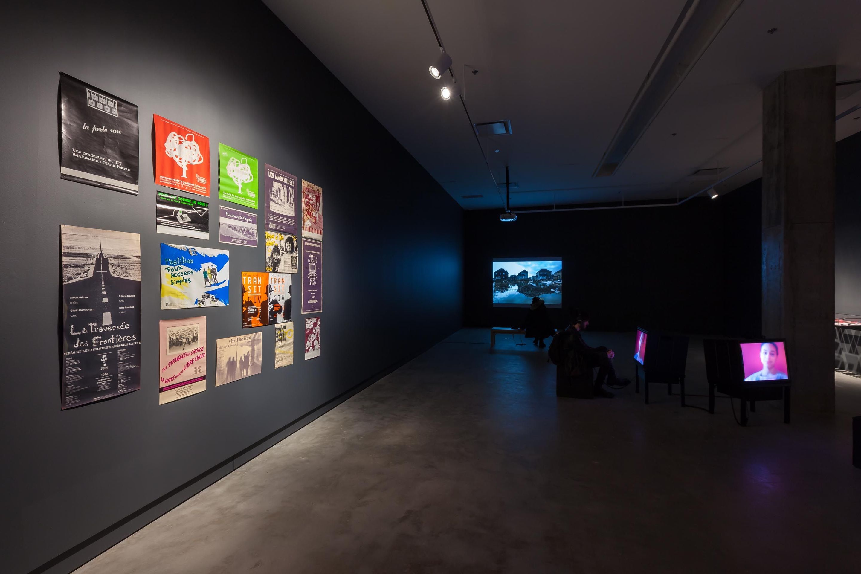 Vue de l'exposition _Faire des histoires_, VOX, 2015. Photo : Michel Brunelle.