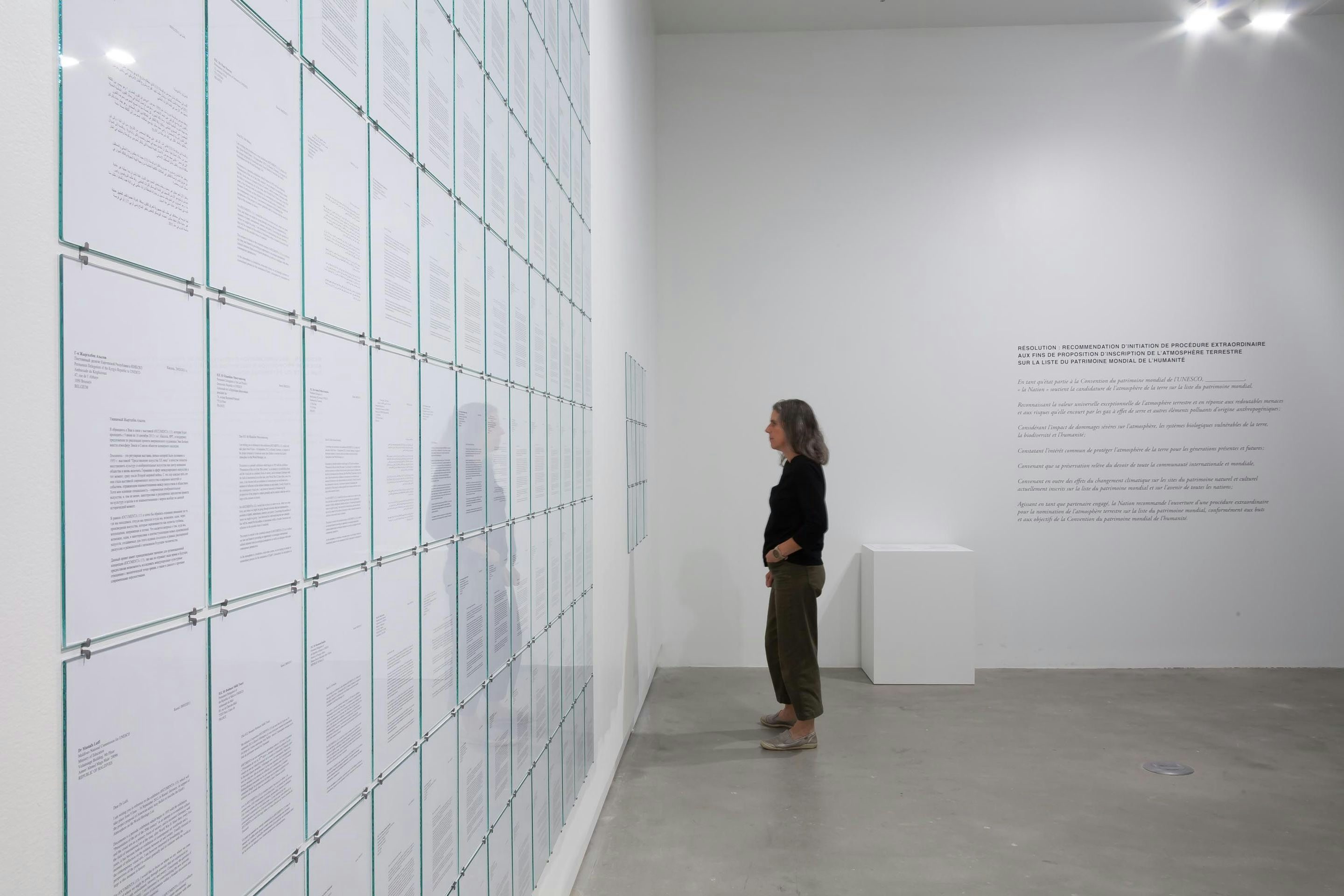 Vue de l'exposition L'imaginaire radical 2 : Désœuvrer la valeur montrant une installation d'Amy Balkin, VOX, 2022.