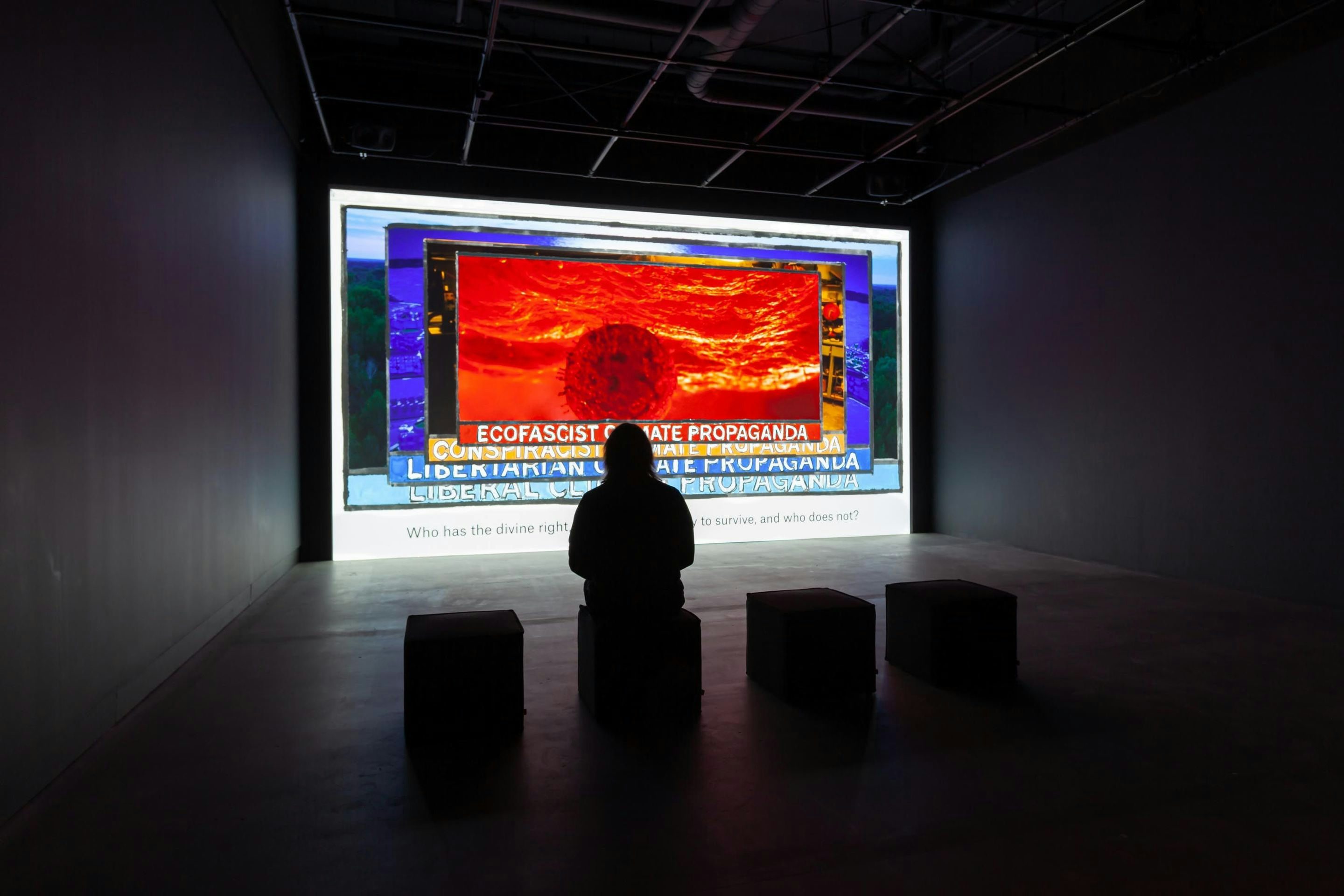 Vue de l’exposition Jonas Staal. _Climate Propagandas, Video Study_, VOX, 2023. Crédit : Michel Brunelle.